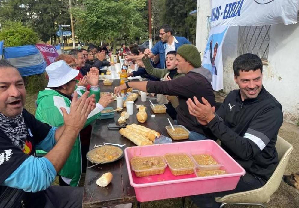 Aristegui, de campera negra, el 25 de mayo compartió un almuerzo con dirigentes del kicilofismo.