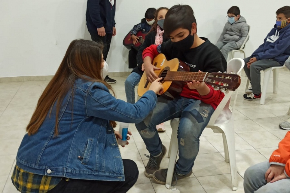 La consigna fué una contribución simbólica, la entrega de un alimento no perecedero, que una vez agrupados serán entregados en comedores barriales.