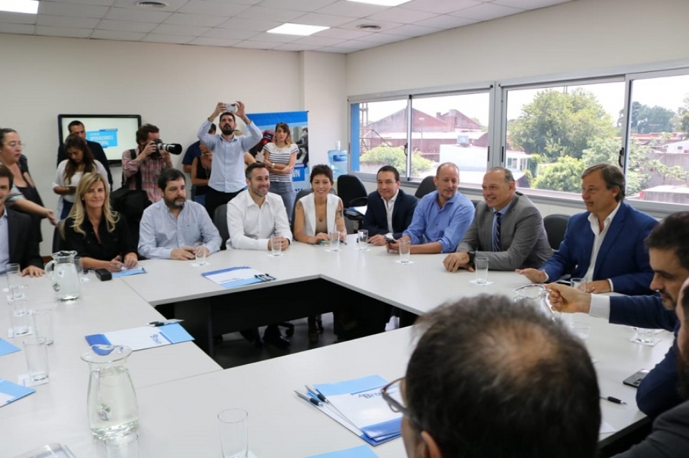 Fassi junto a intendentes y el ministro de Seguridad provincial, Sergio Berni. 