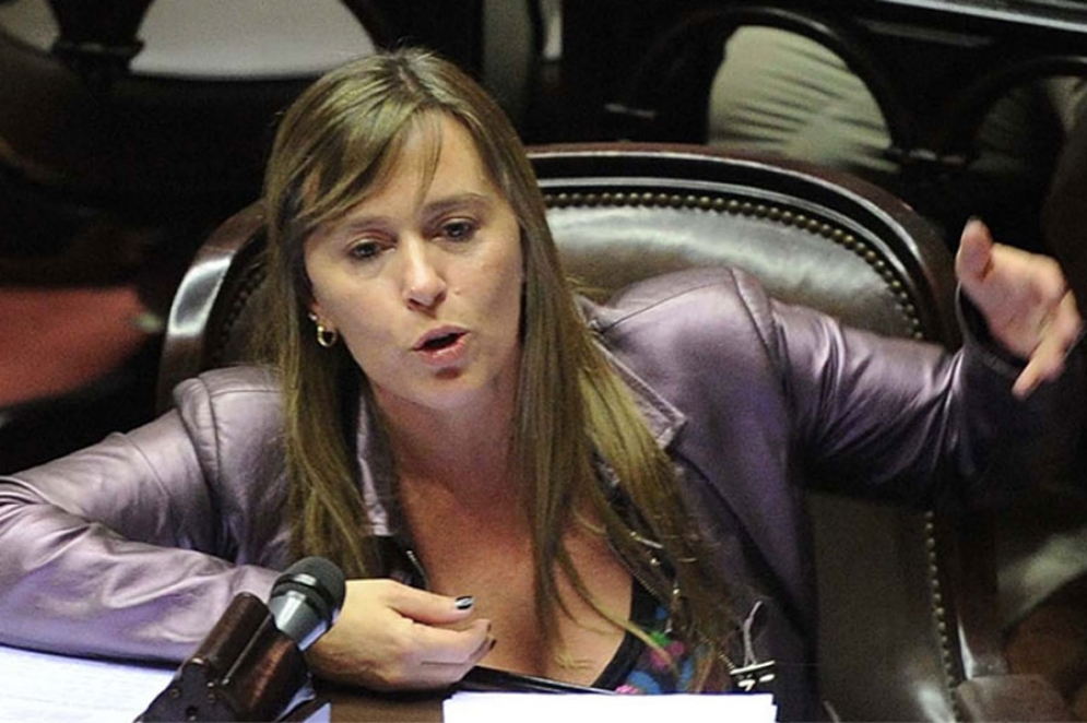 Juliana Di Tullio disertando en plena sesión de la Cámara de Diputados.