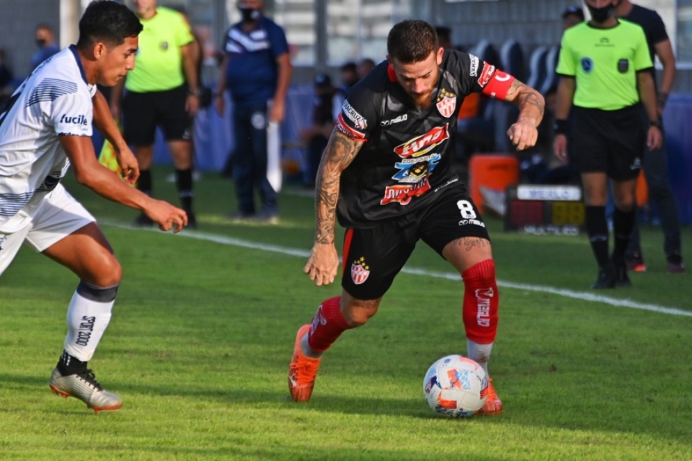 Diego Aguirre anotó a de cabeza. Ph: Jony Argañaraz.