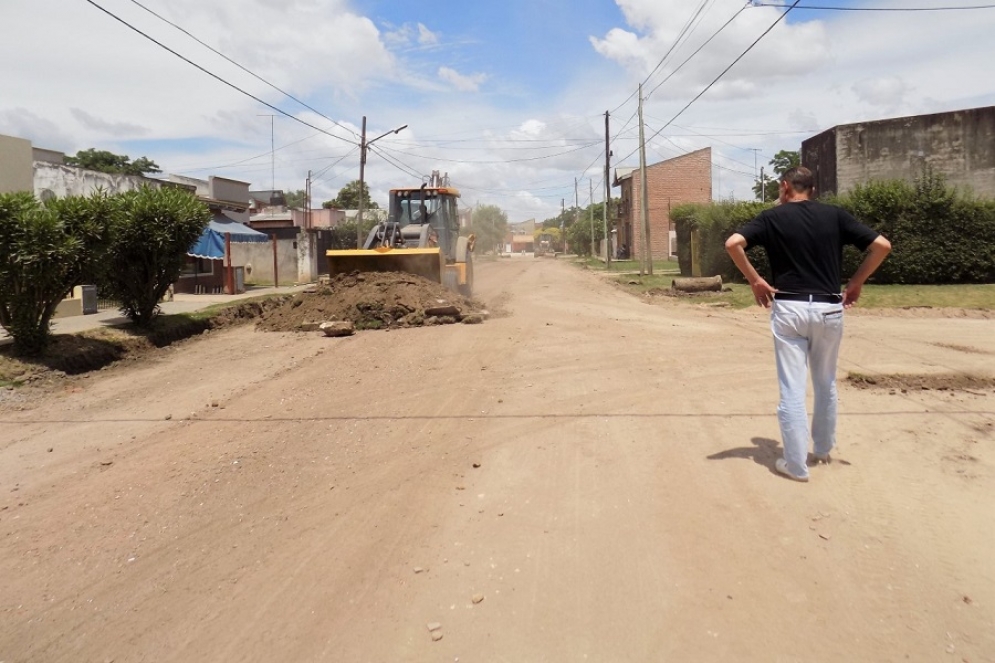 El intendente monitoreando la obra. 