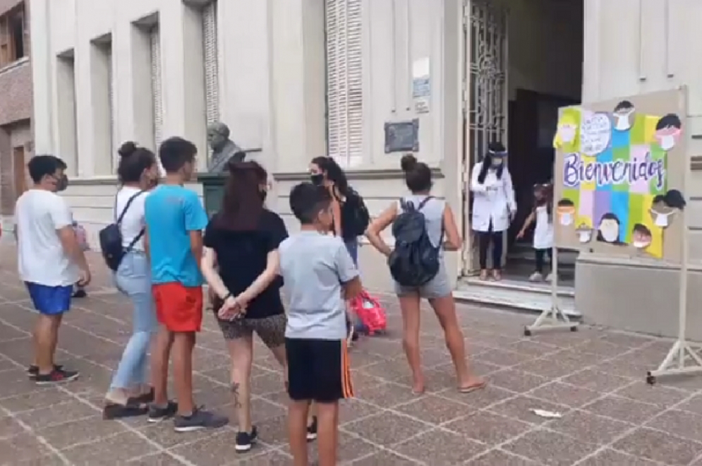 Los chicos del turno tarde de la Escuela nº1 saliendo para ir a sus casas.