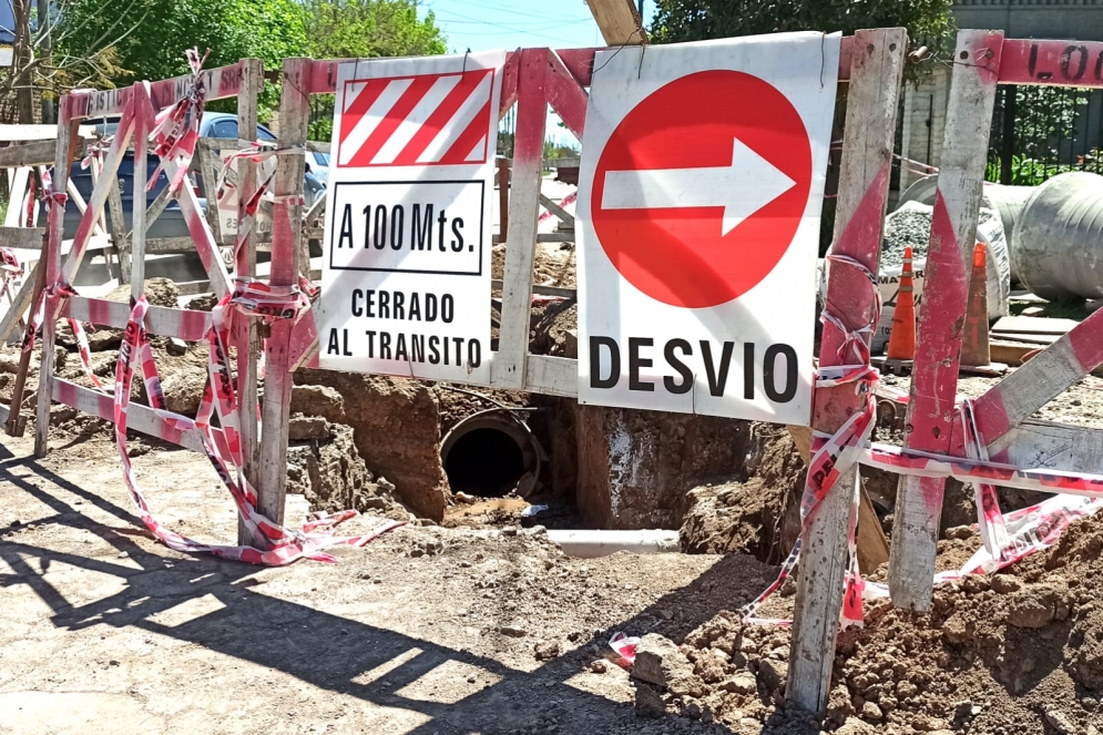 Basavilbaso y Matheu ya está bloqueada parcialmente al tránsito por una obra de desagüe.