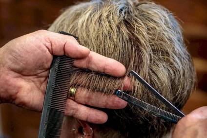 Una peluquería atenderá gratis a los jubilados