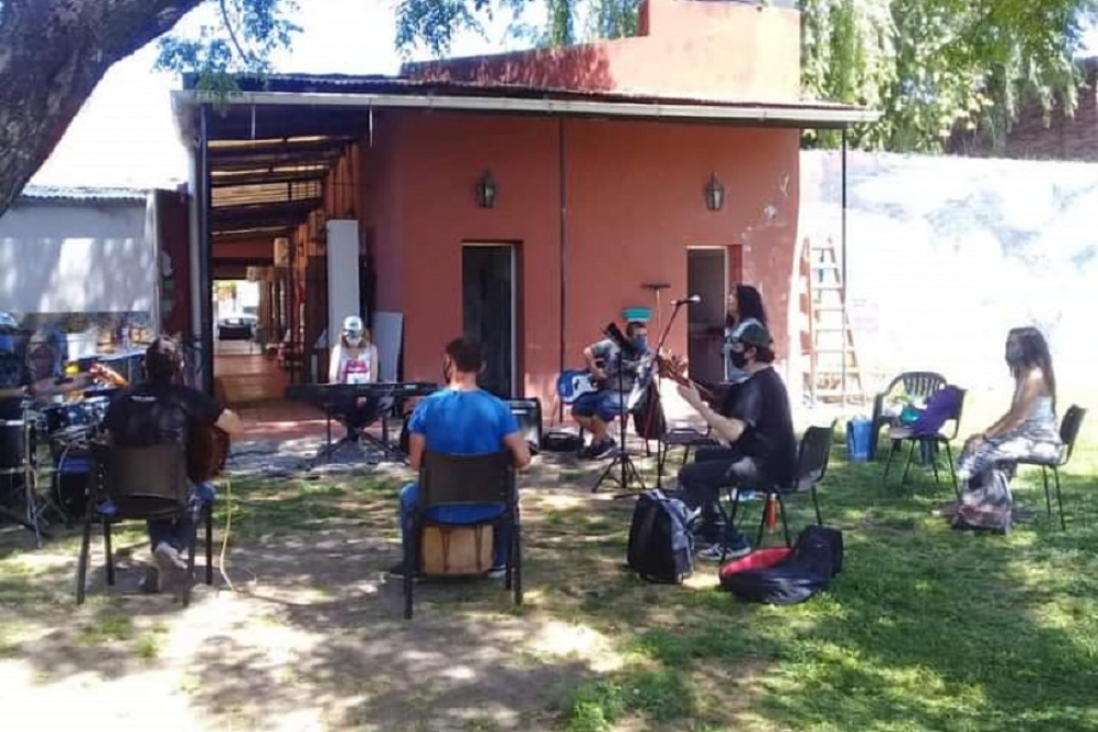 Las clases serán al aire libre y grupos de hasta 10 personas como máximo.