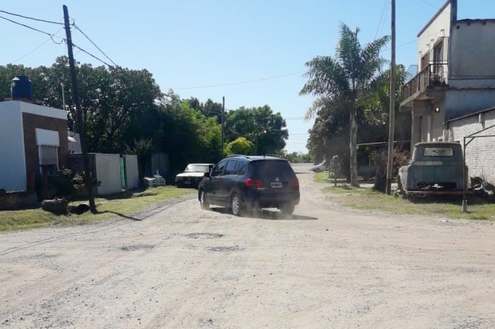 Los coches evaden el control policial de uno de los principales accesos a la ciudad.