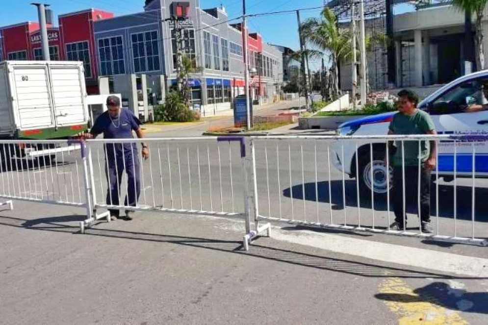 Municipales cortando la calle Mariano Castex en la puerta del shopping &quot;Las Toscas&quot;.