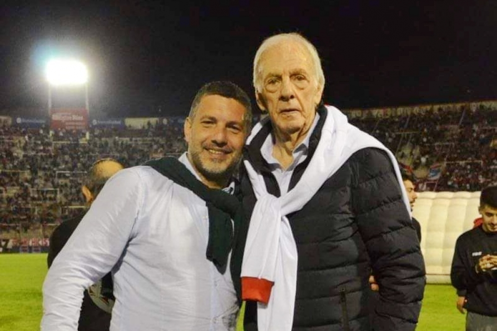 Garzón junto al &quot;Flaco&quot; Menotti, técnico del Huracán campeón del Metropolitano 1973.