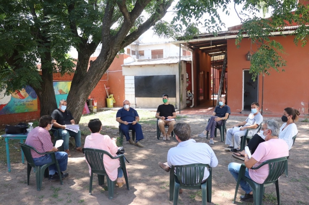 Los funcionarios se reunieron en el patio del Instituto Cultural. 