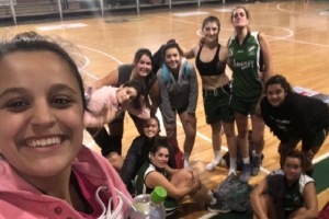 Las chicas de &quot;verde&quot; tras la victoria ante el campeón.