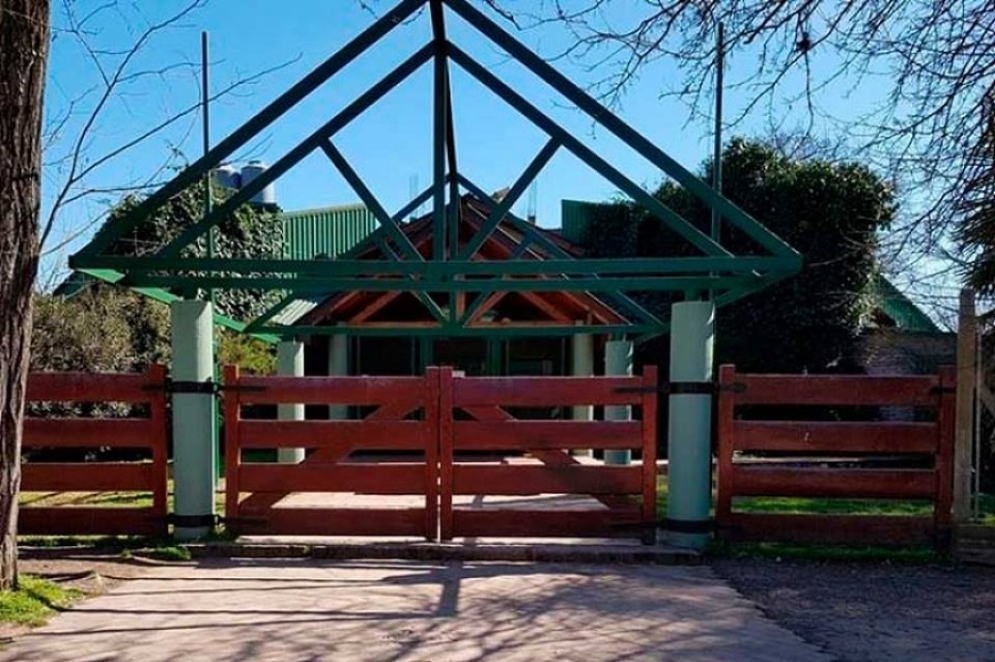 La puerta principal del Colegio Silo de Cañuelas. 