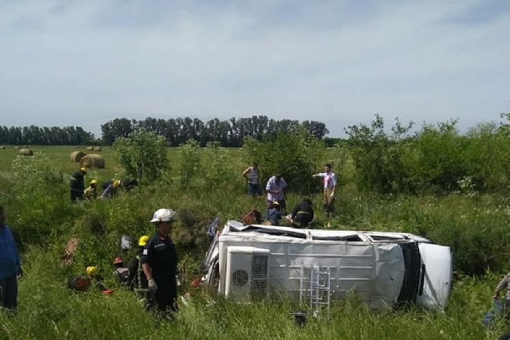 Instantes luego del accidente, los Bomberos trabajando con los heridos. 