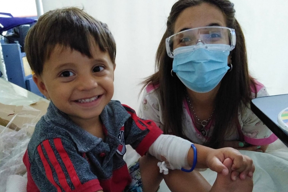 Matheo junto a la doctora en su última internación de siete meses.