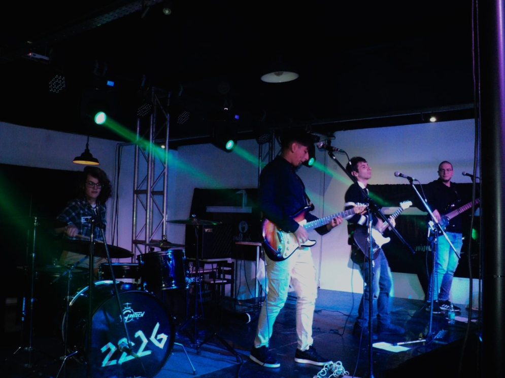 La banda tocará esta noche en el bar, Juana de Arco. 