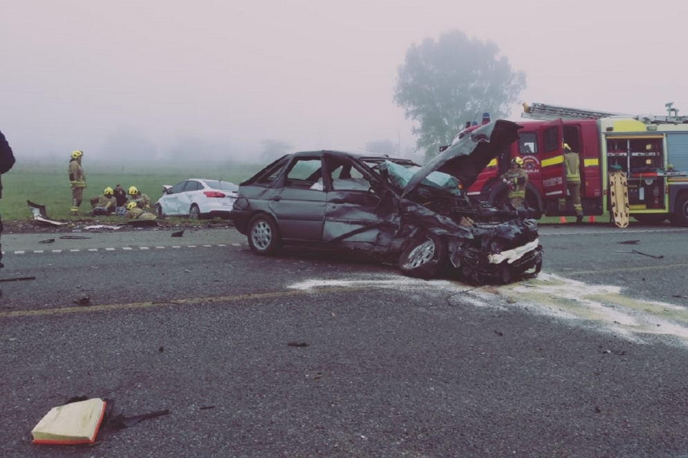 Tras el impacto, el Escort quedó cruzado en el medio de la ruta. 