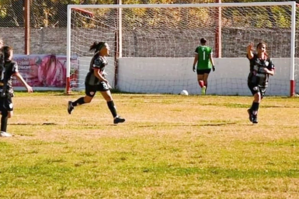 Martina Iraola festejando el gol. 