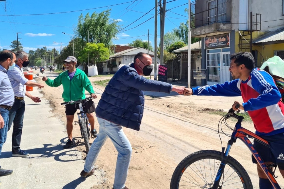 Arrieta saludando a vecinos en el inicio de la obra de Avenida San Juan, que al día de hoy está prácticamente terminada. 