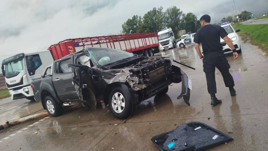 Una camioneta y un camión chocaron fuertemente en Ruta 6