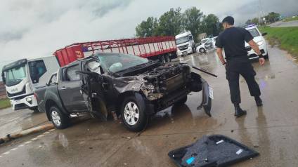 Una camioneta y un camión chocaron fuertemente en Ruta 6