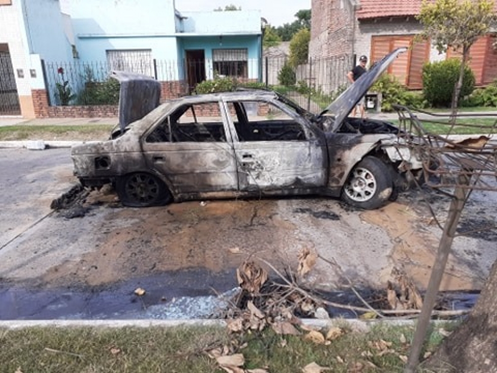 El Peugeot 405 permanece aún en el medio de la calle. 