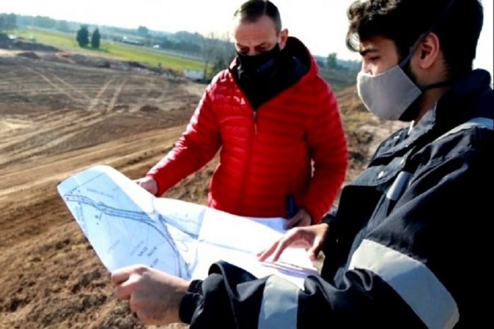 Arrieta y personal técnico en zona de obra.
