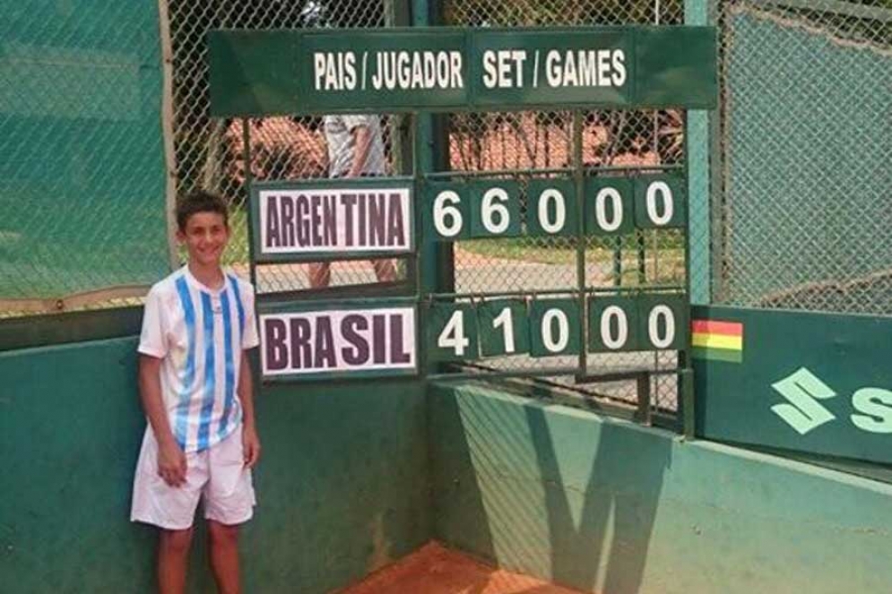 Nicolás Eli junto al cartel que marca la victoria de Argentina sobre Brasil. 