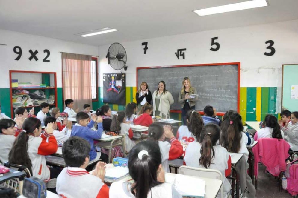 La intendenta Fassi entregó dos motos a la Policía Local y recorrió varias escuelas del distrito