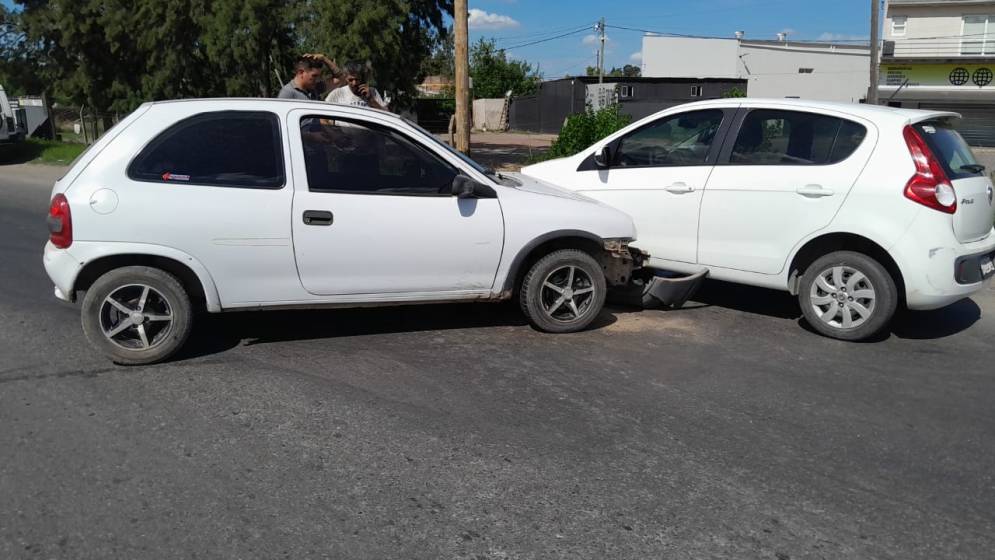 El Corsa perdió el paragolpes.