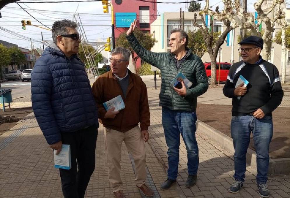 Pérez Armari recorriendo el centro de Cañuelas este sábado por la mañana. 