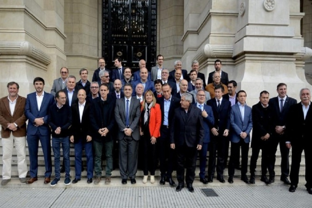 Los intendentes en las escalinatas de Tribunales. 