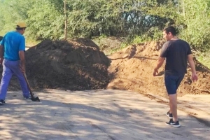 Las monta&ntilde;as de tierra impiden el paso.