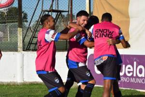 Los suplentes de la visita festejan uno de los goles.