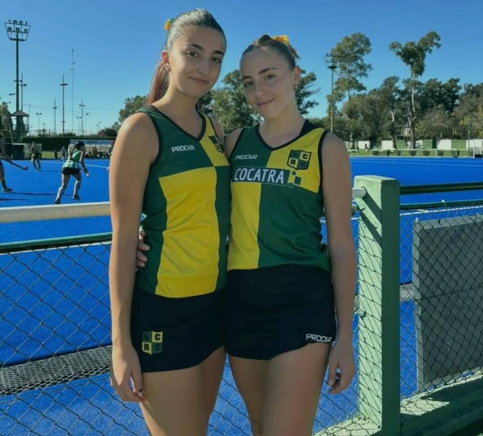 Las chicas de la superior en la previa al partido disputado en el predio de Luis Guillón.