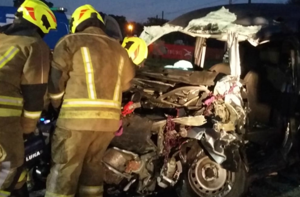 Los bomberos de Petión trabajando sobre el utilitario