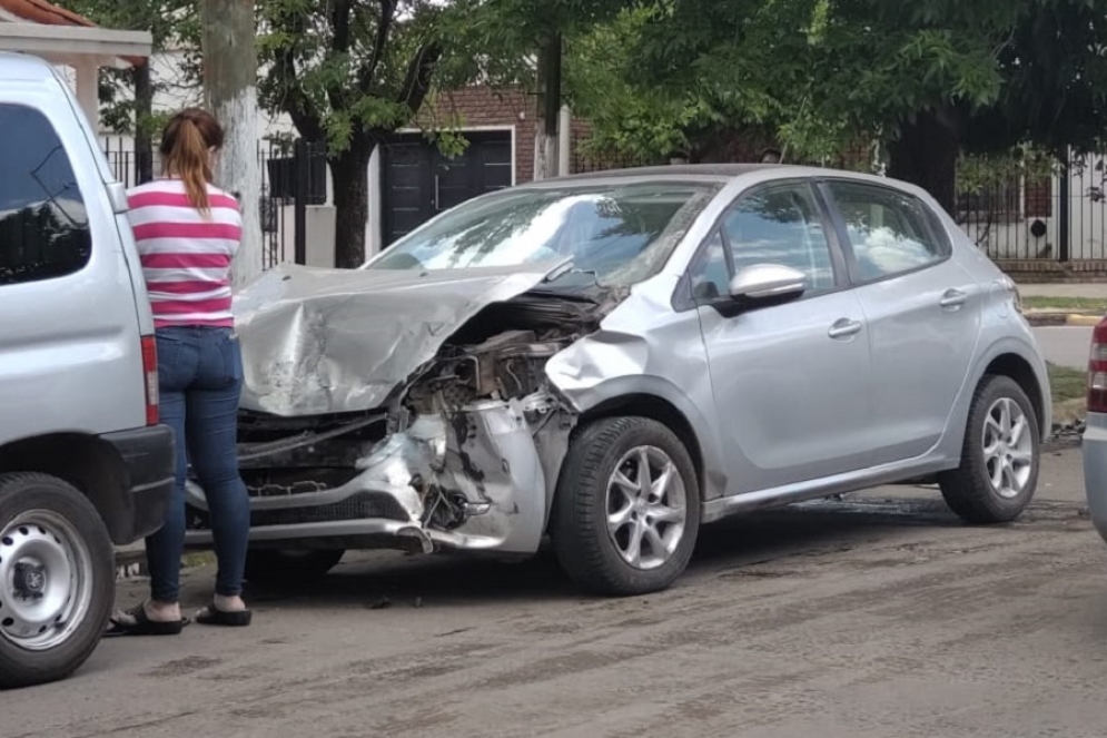  Un interno de la línea 51 colisionó a un auto Peugeot 208 de color gris 