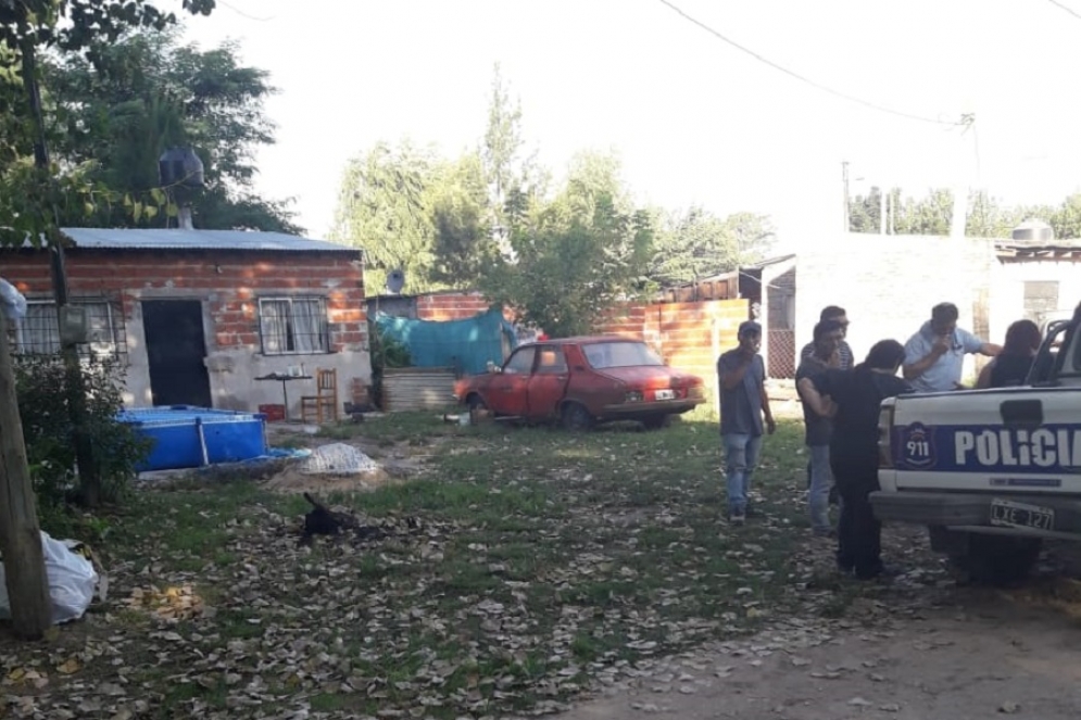 La Policía frente a la casa del acusado. 