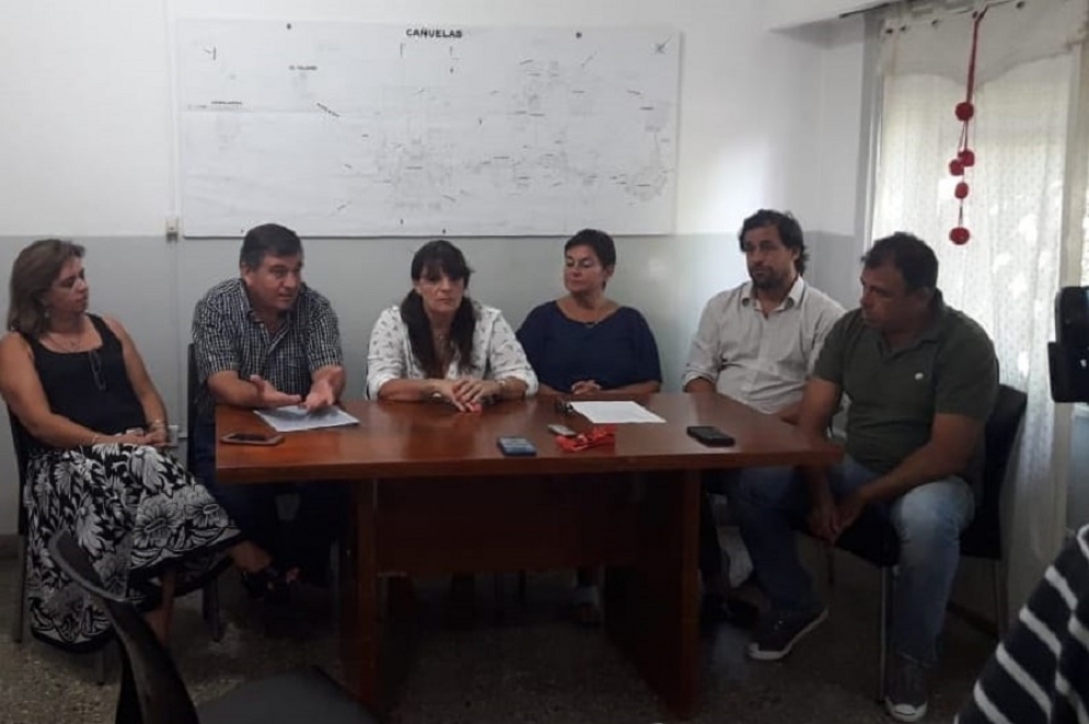 Los concejales que recibieron a los medios, este viernes por la mañana.