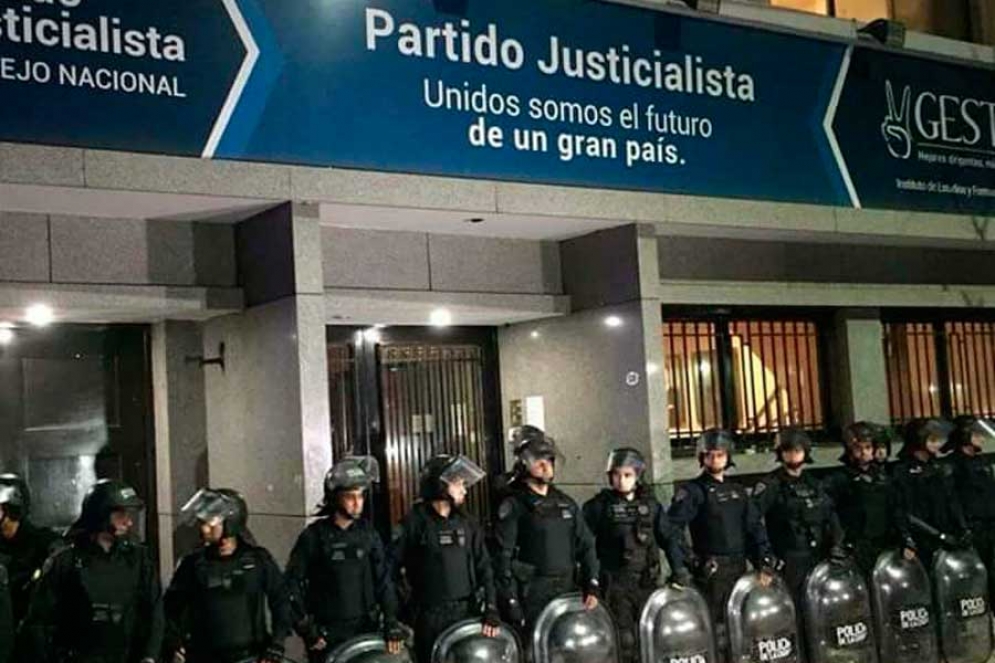 La Policía de la Ciudad rodeó la sede del partido.  