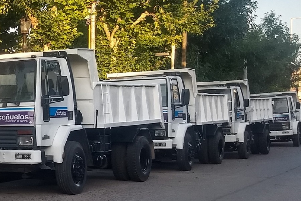 Los camiones estacionados en la Plaza San Martín. 