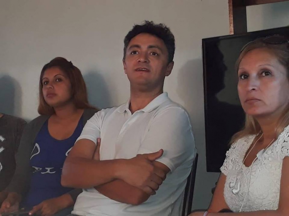 Cid Menna encabezando la reunión vecinal en la casa de un vecino del corredor de Ruta 3.