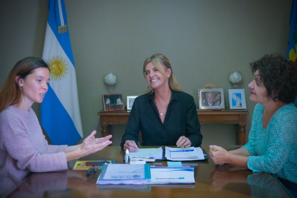 Fassi junto a Rojo y a la licenciada en Comunicación Social, escritora, docente y actualmente Diputada del PARLASUR, Cecilia Merchán.