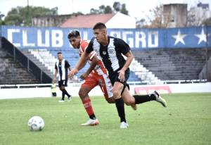 Aaron Barquett, en el podio de CFC. Tuvo dos cierres cruciales para evitar el grito de Fénix. (FOTO: @gloriosso.fotografia).