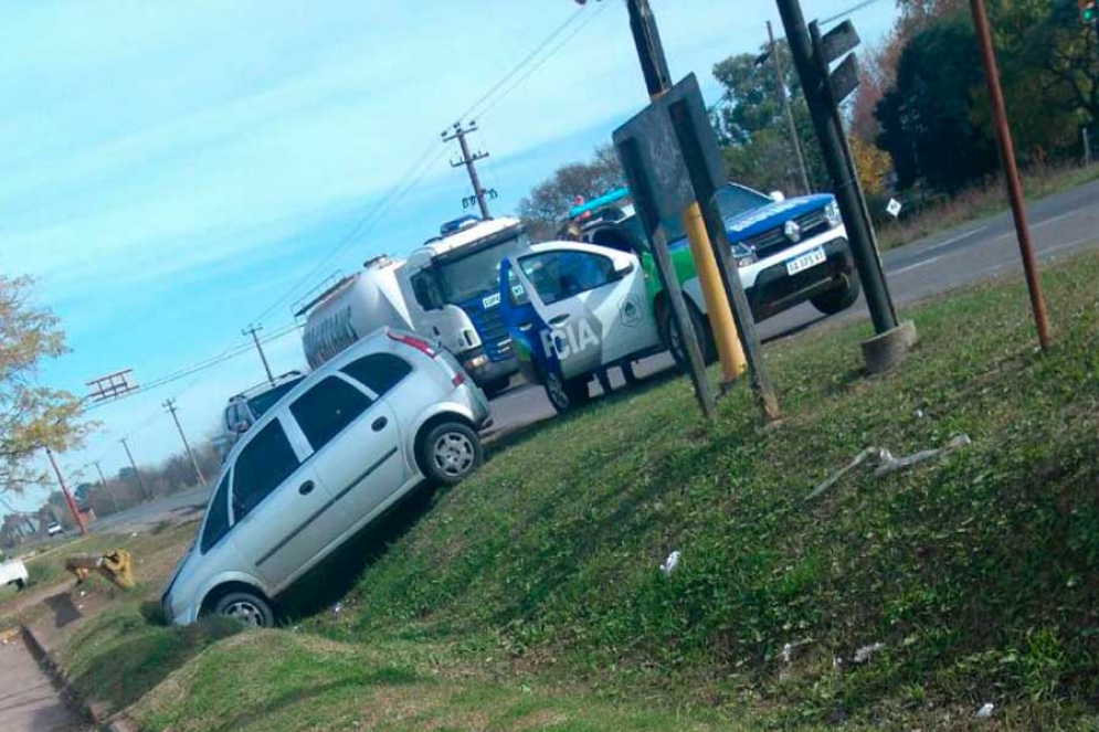 Escapaban de la policía, cayeron a la zanja y terminaron presos