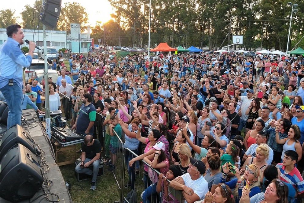 Mújica y el público en una agradable tarde de domingo. 