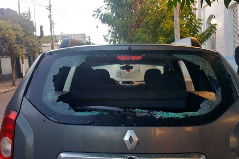 Así quedó uno de los vehiculos atacados.