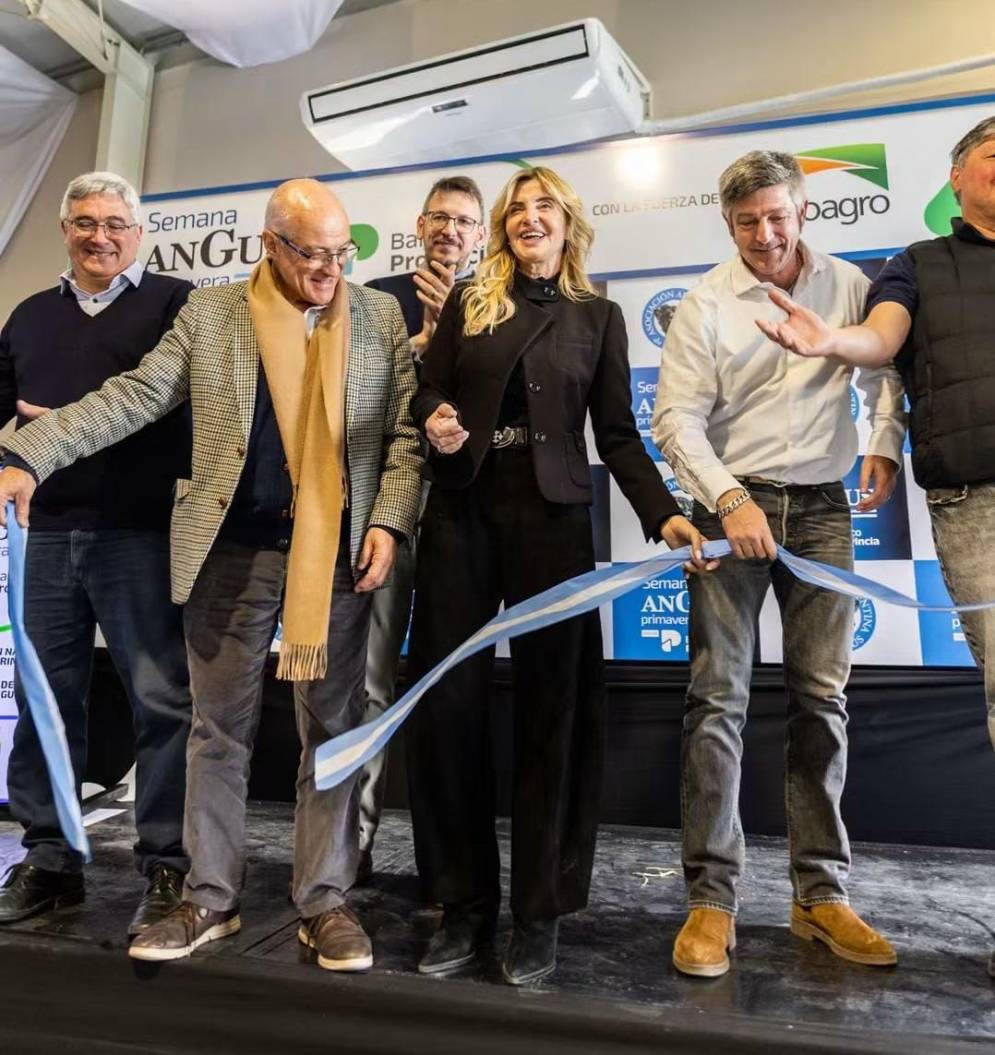 El corte de cinta que sirvi&oacute; como inauguraci&oacute;n.