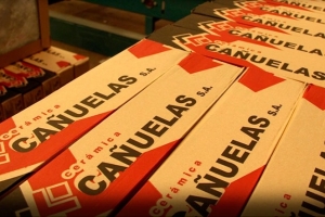 Cerámica Cañuelas: empleados preocupados por tres jefes que vinieron del exterior y no se aislaron