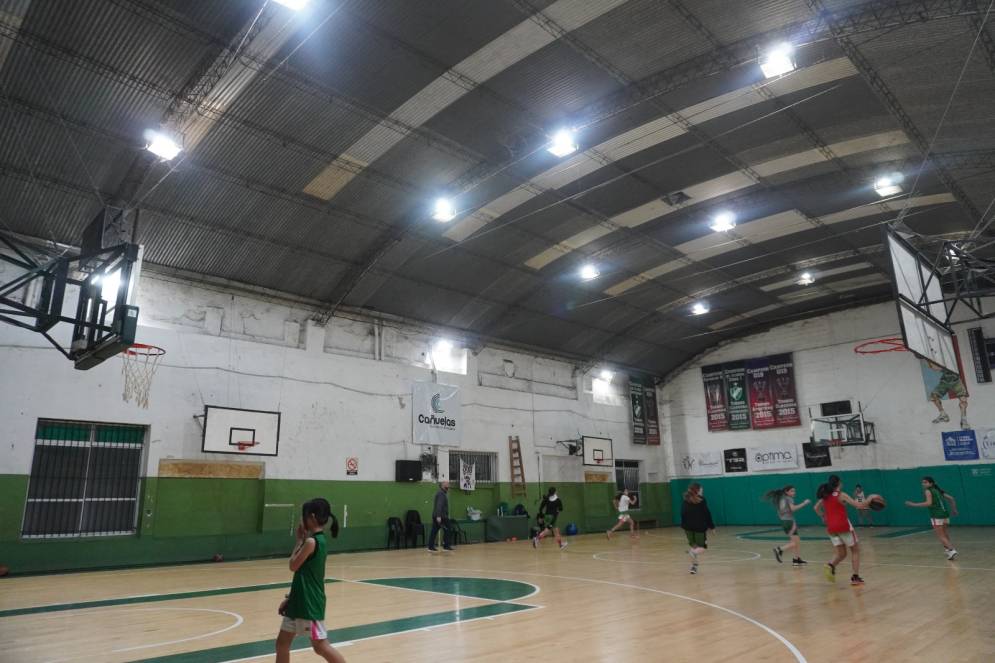 En el Politano practican básquet femenino y masculino.