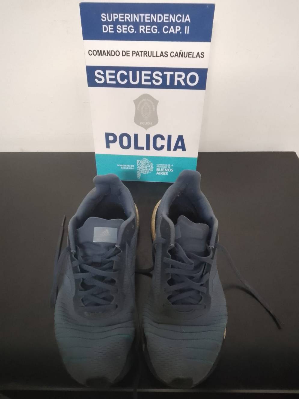 Las zapatillas sustraídas por el apresado.